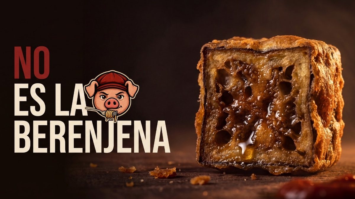 Caponata siciliana con cubos de berenjena frita, apio, aceitunas y alcaparras servida en un plato