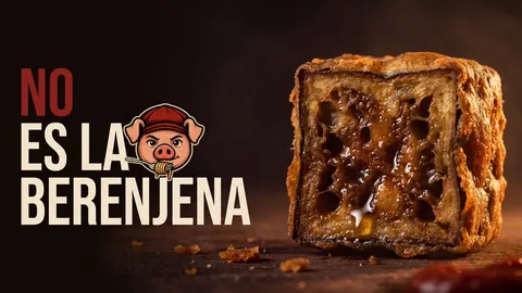 Caponata siciliana con cubos de berenjena frita, apio, aceitunas y alcaparras servida en un plato
