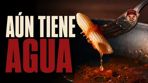 Plato de penne all'arrabbiata con la salsa roja adherida a las estrías del macarrón
