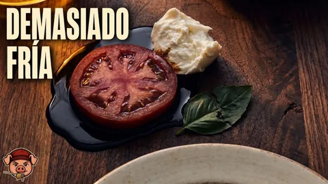 Caprese de tomate, mozzarella y albahaca brillando por su propio jugo, el plato que sabe a agua cuando el tomate está frío