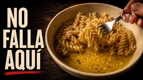 Ensalada de pasta fría satinada con atún y aceitunas, sin aliño en el fondo del bol