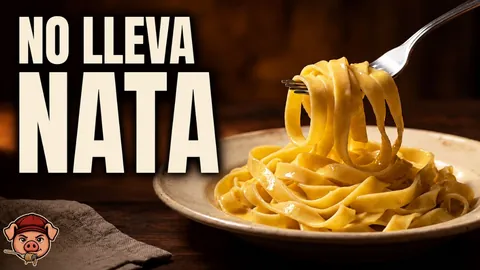 Fettuccine con salsa Alfredo sin nata, cubiertos por una capa dorada y brillante de mantequilla y queso
