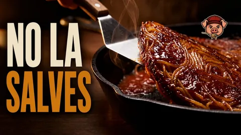 Spaghetti all'assassina con costra caoba en una sartén de hierro