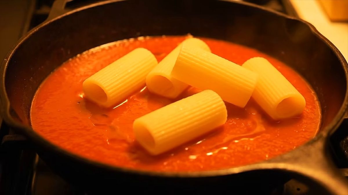 Cuándo entra la pasta: fotograma del vídeo de El Cuchinero Pastas