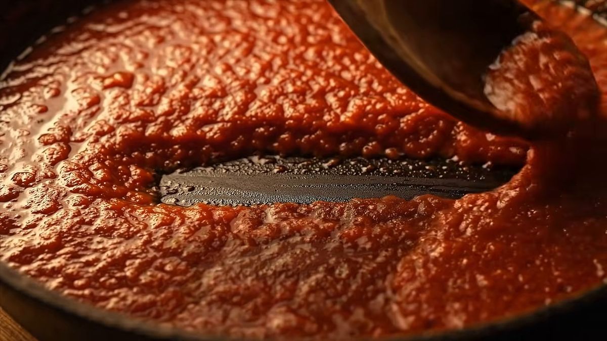 La señal de la cuchara: fotograma del vídeo de El Cuchinero Pastas