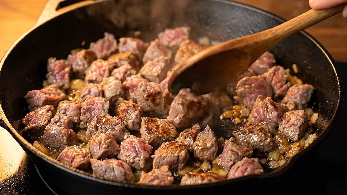 La carne tiene que dorarse, no hervir: fotograma del vídeo de El Cuchinero Pastas