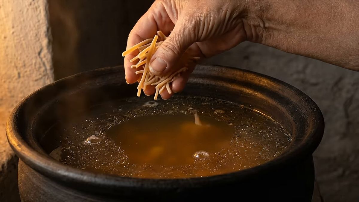 Un par de minutos en un caldo de oveja: fotograma del vídeo de El Cuchinero Pastas