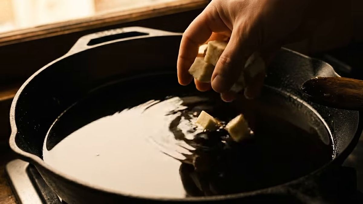 Fritura profunda a 170 grados, no un chorrito: fotograma del vídeo de El Cuchinero Pastas