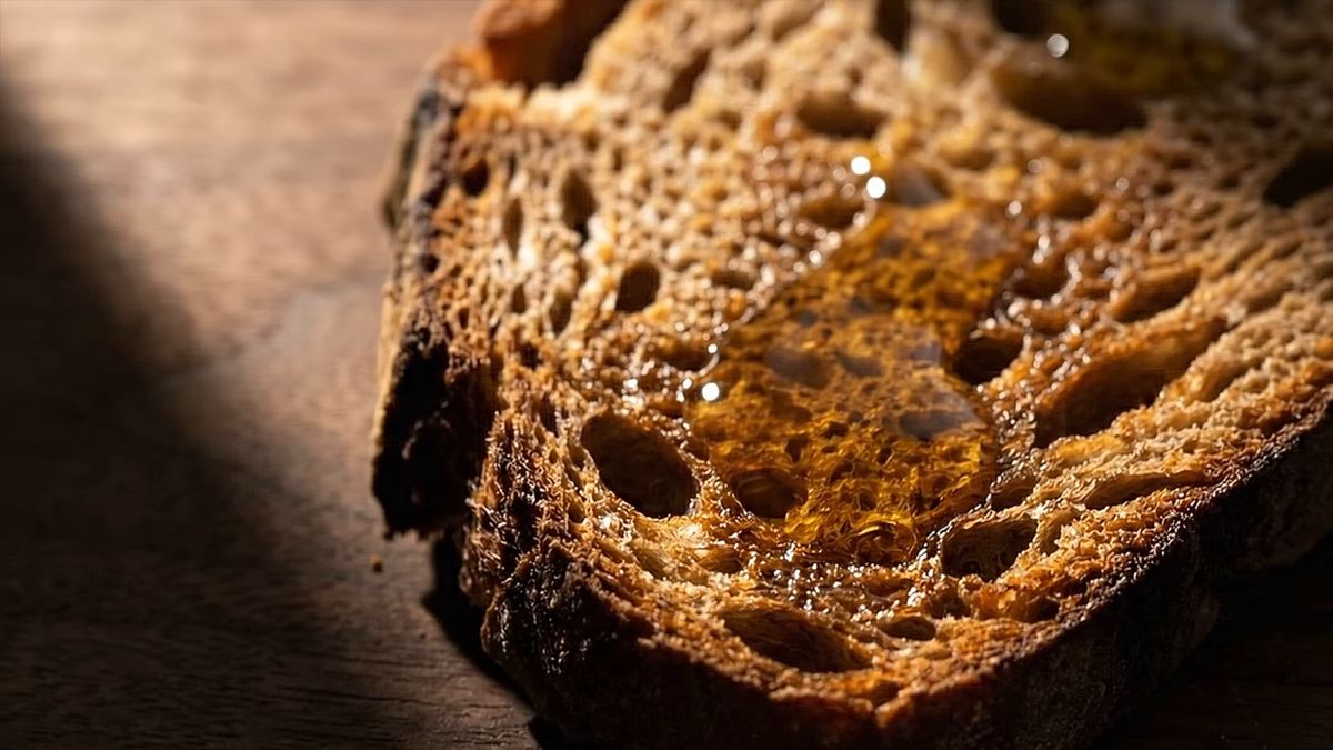 El aceite en caliente llena los canales antes que el agua: fotograma del vídeo de El Cuchinero Pastas