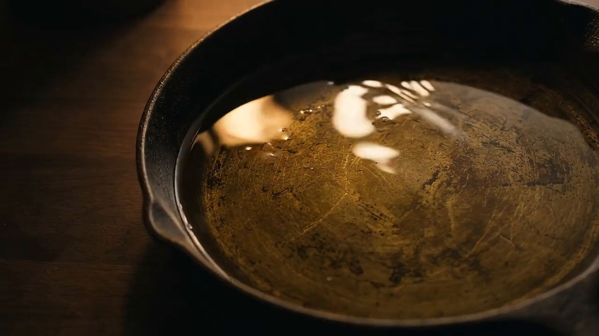 La ventana es corta: aceite abundante y caliente de verdad: fotograma del vídeo de El Cuchinero Pastas