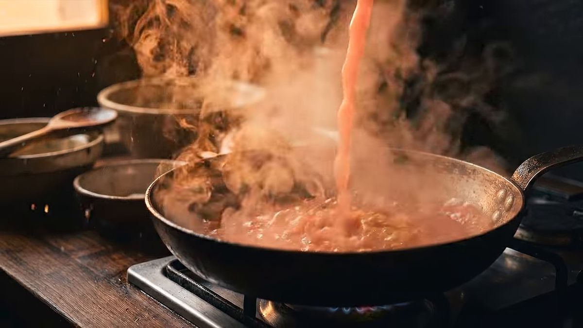 El tomate crudo entra cargado de agua: fotograma del vídeo de El Cuchinero Pastas