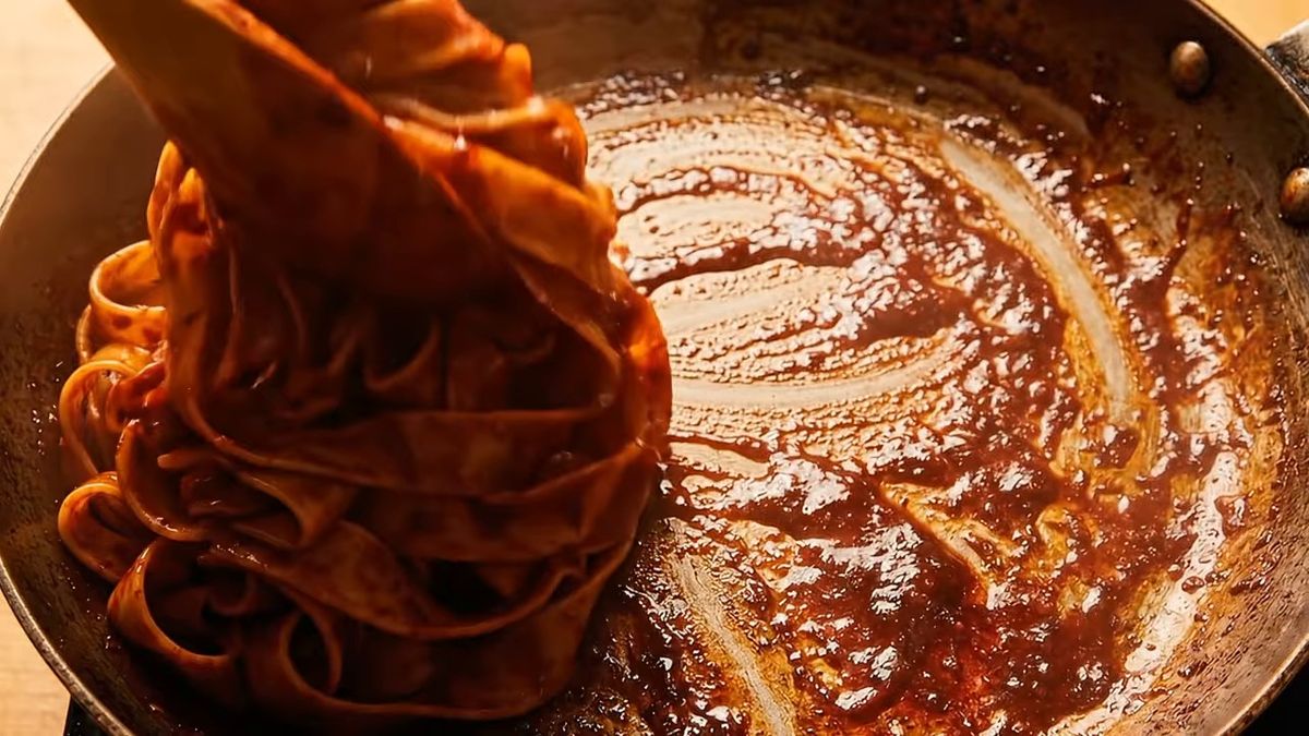 La mantecatura se mira en la sartén: fotograma del vídeo de El Cuchinero Pastas