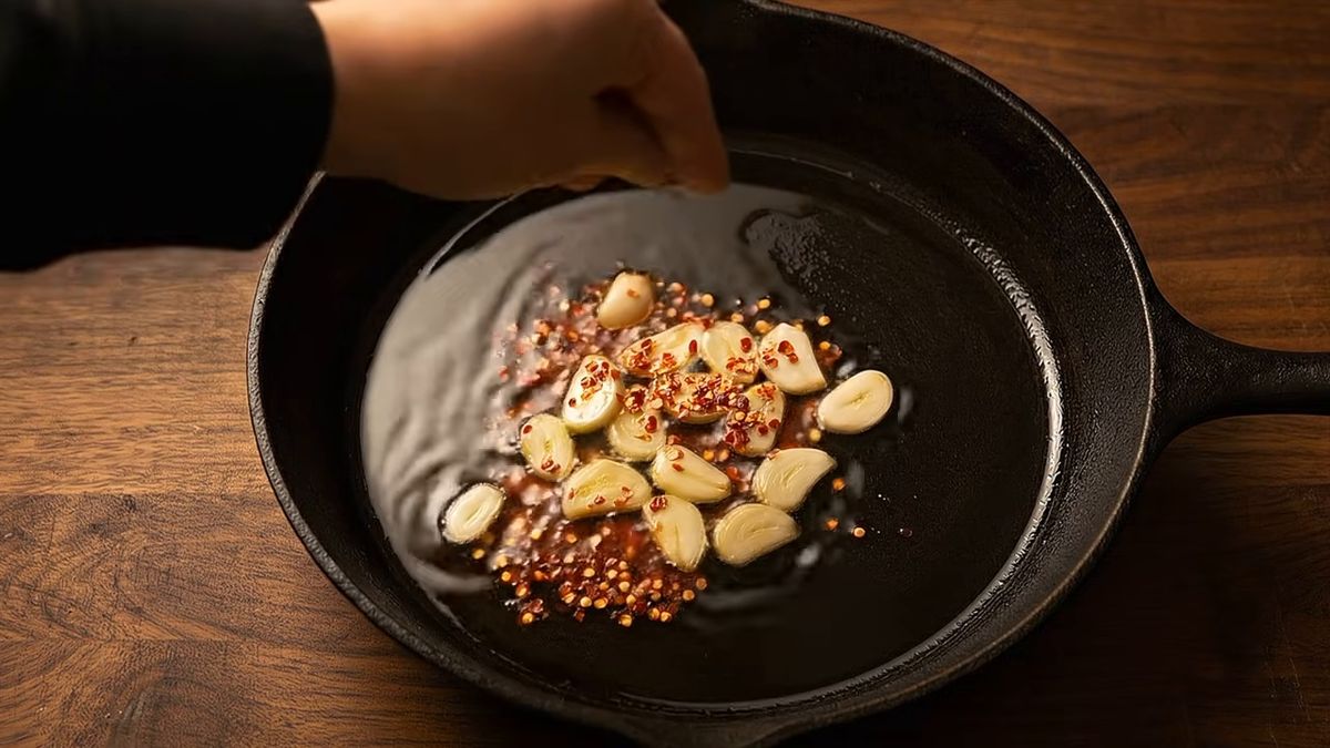 Aceite, ajo y peperoncino: la base que pica a propósito: fotograma del vídeo de El Cuchinero Pastas
