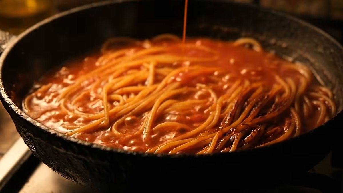 El caldo de tomate va hirviendo y de cazo en cazo: fotograma del vídeo de El Cuchinero Pastas