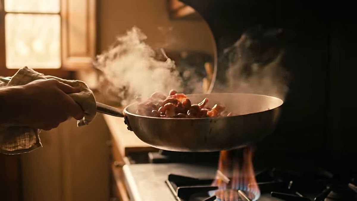 El pecorino entra con el fuego fuera: fotograma del vídeo de El Cuchinero Pastas